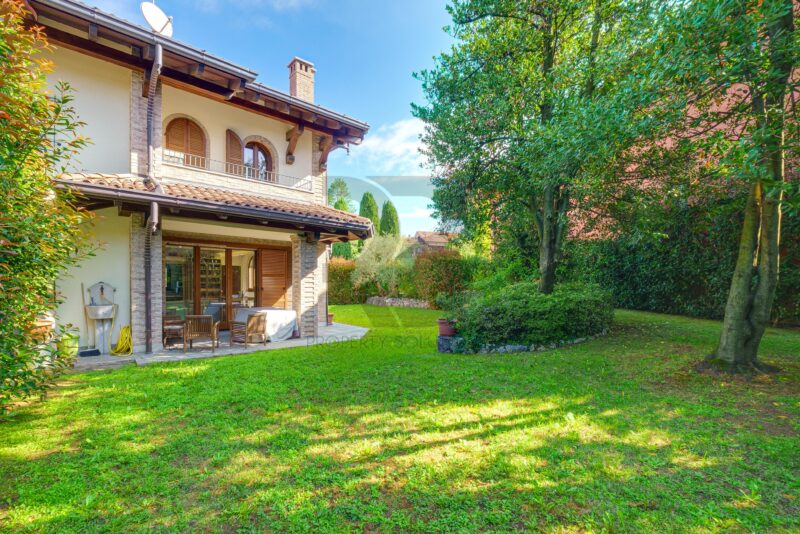 PORZIONE DI VILLA BIFAMILIARE tradate